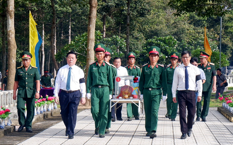 Sáng cùng ngày, Tỉnh ủy, HĐND tỉnh, UBND tỉnh; Ủy ban Mặt trận Tổ quốc Việt Nam tỉnh Tây Ninh tổ chức lễ viếng Nghĩa trang liệt sĩ và truy điệu, an táng 172 liệt sĩ quân tình nguyện và chuyên gia Việt Nam hy sinh tại Campuchia đưa về nước đợt 2 tại Nghĩa trang liệt sĩ Đồi 82, xã Thạnh Tây, huyện Tân Biên, tỉnh Tây Ninh. Ảnh: TNO