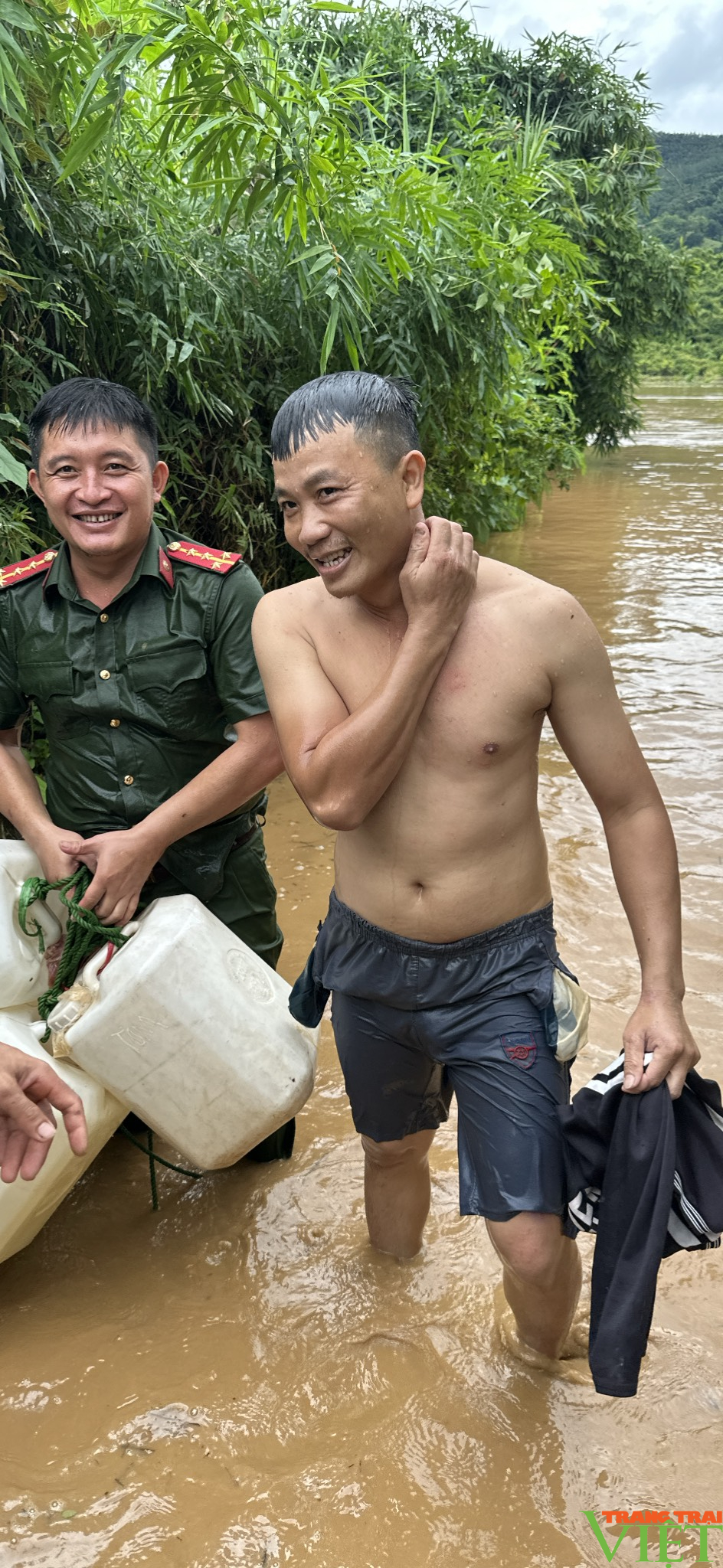 “oằn mình” cứu người trong mưa lũ ở Sơn La- Ảnh 2.