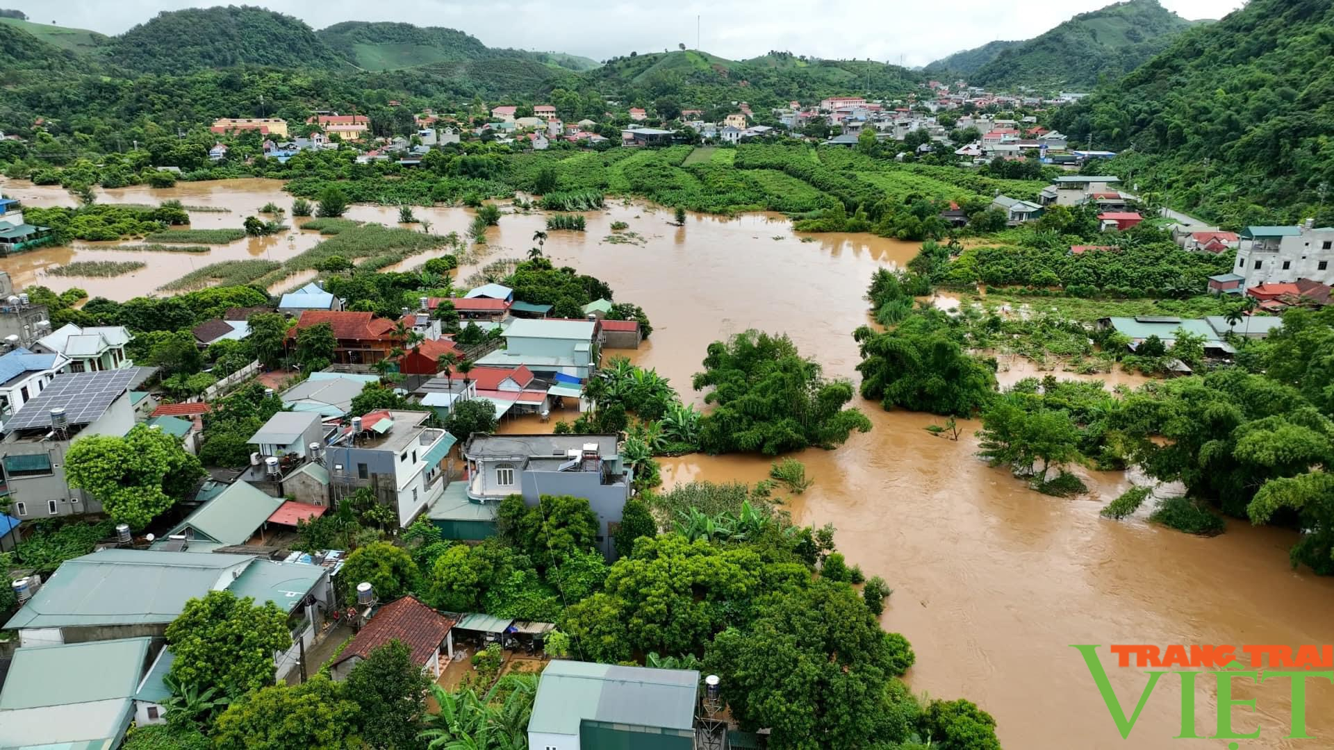 “oằn mình” cứu người trong mưa lũ ở Sơn La- Ảnh 3.