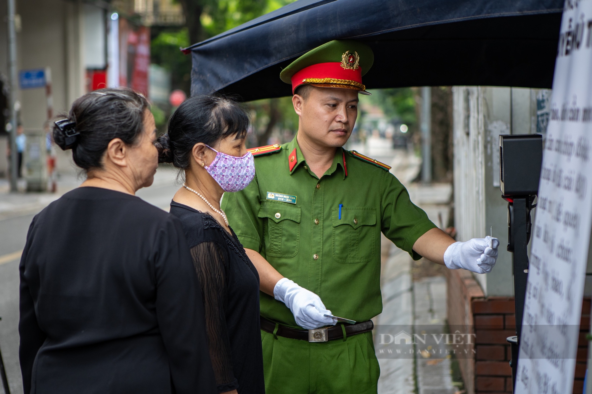 Hướng dẫn người dân vào viếng Tổng Bí thư Nguyễn Phú Trọng tại Nhà tang lễ Quốc gia- Ảnh 4.