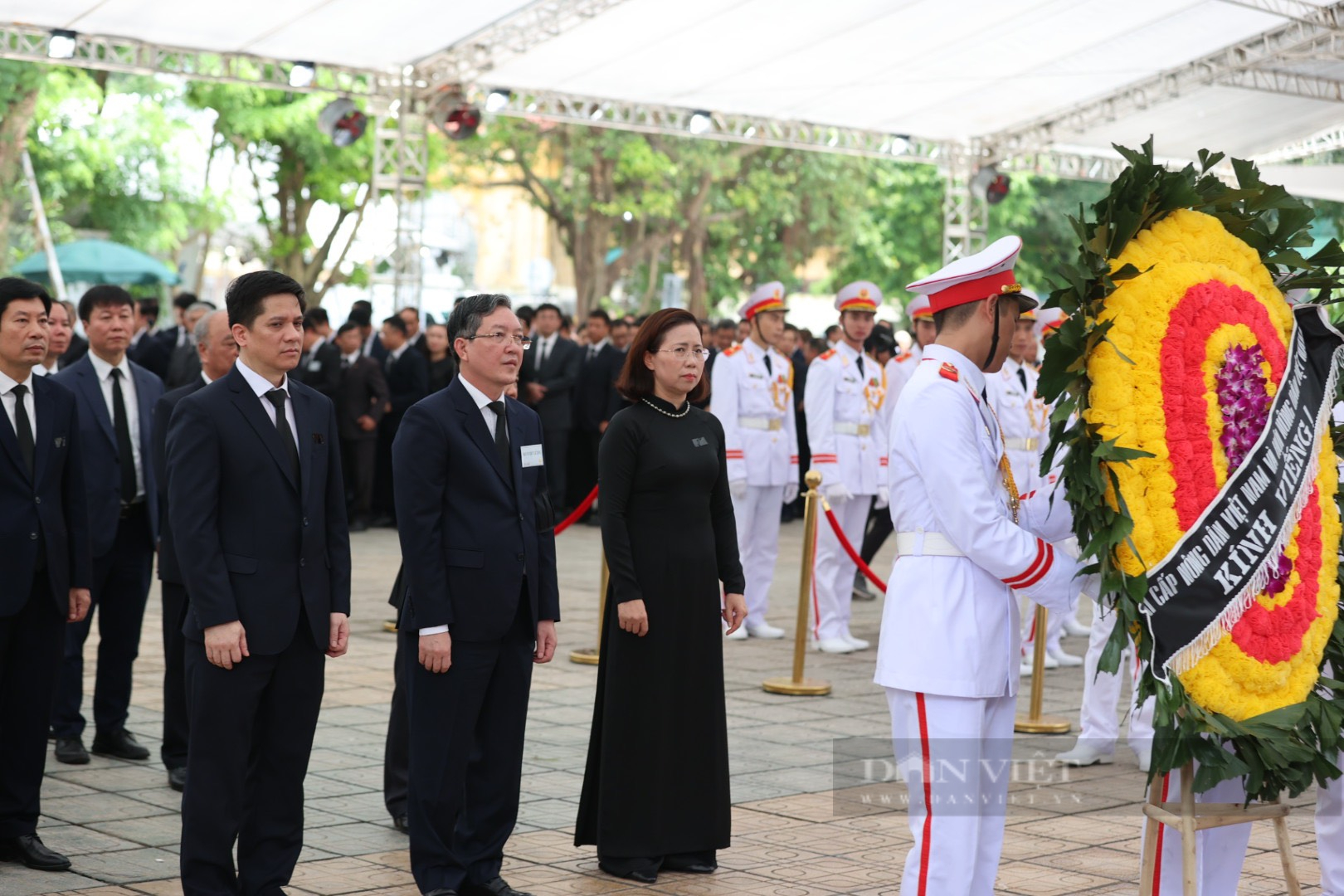 Chủ tịch Hội Nông dân Việt Nam Lương Quốc Đoàn dẫn đầu đoàn vào viếng Tổng Bí thư Nguyễn Phú Trọng- Ảnh 3.