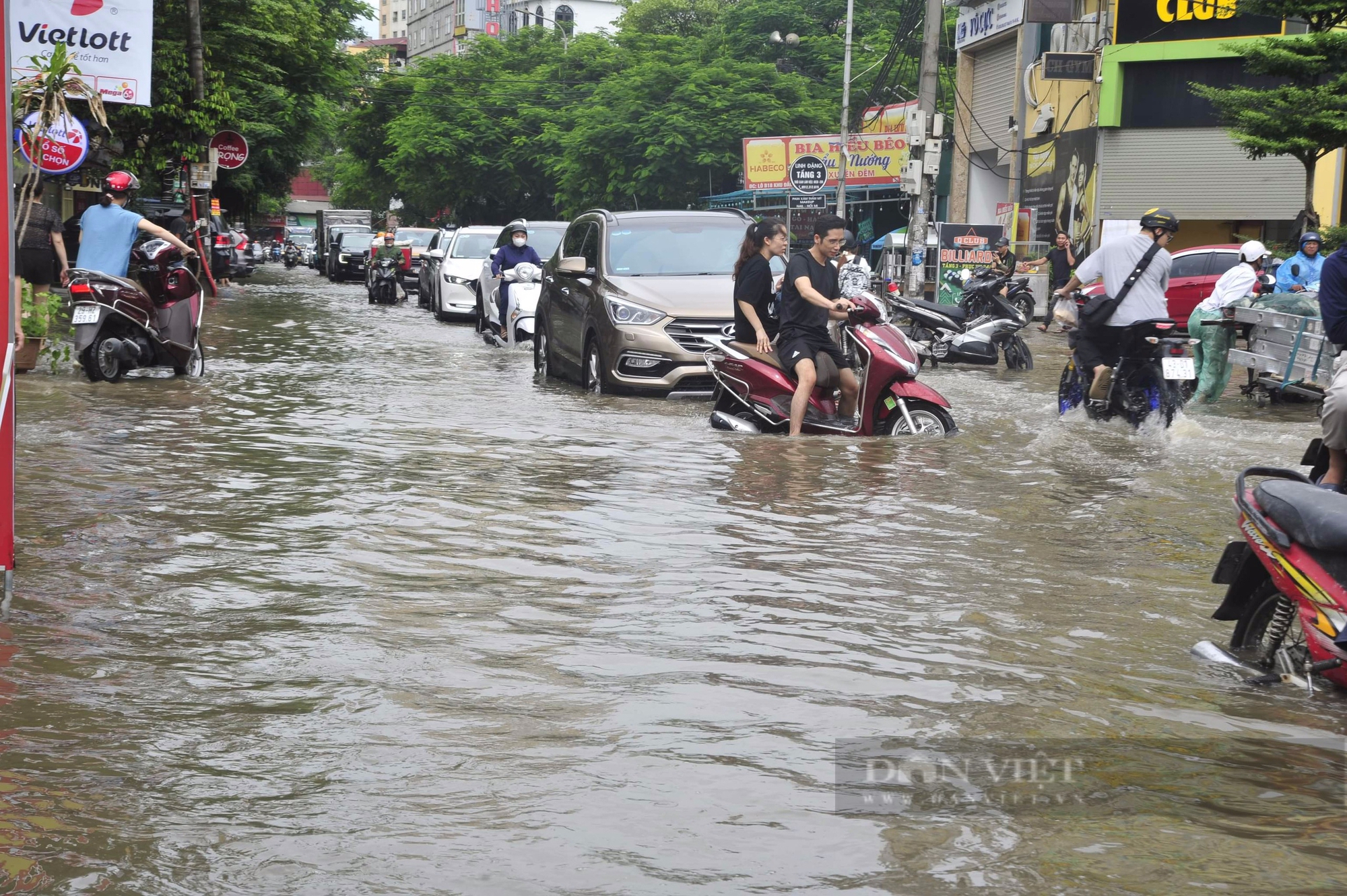 Nhiều người Hà Nội nổi ngứa đỏ, bong tróc da vì "vật lộn" trong nước ngập quá lâu sau mưa lớn- Ảnh 1.