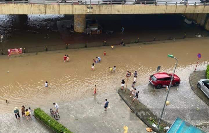 Nhiều người Hà Nội nổi ngứa đỏ, bong tróc da vì "vật lộn" trong nước ngập quá lâu sau mưa lớn- Ảnh 4.