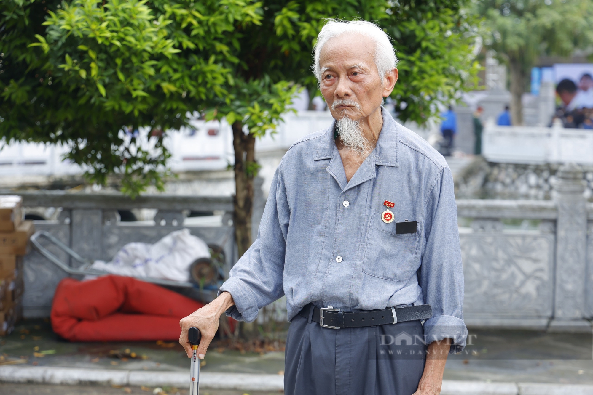 Bạn học trường làng ngồi xe lăn, chống gậy đến viếng Tổng Bí thư Nguyễn Phú Trọng- Ảnh 5.