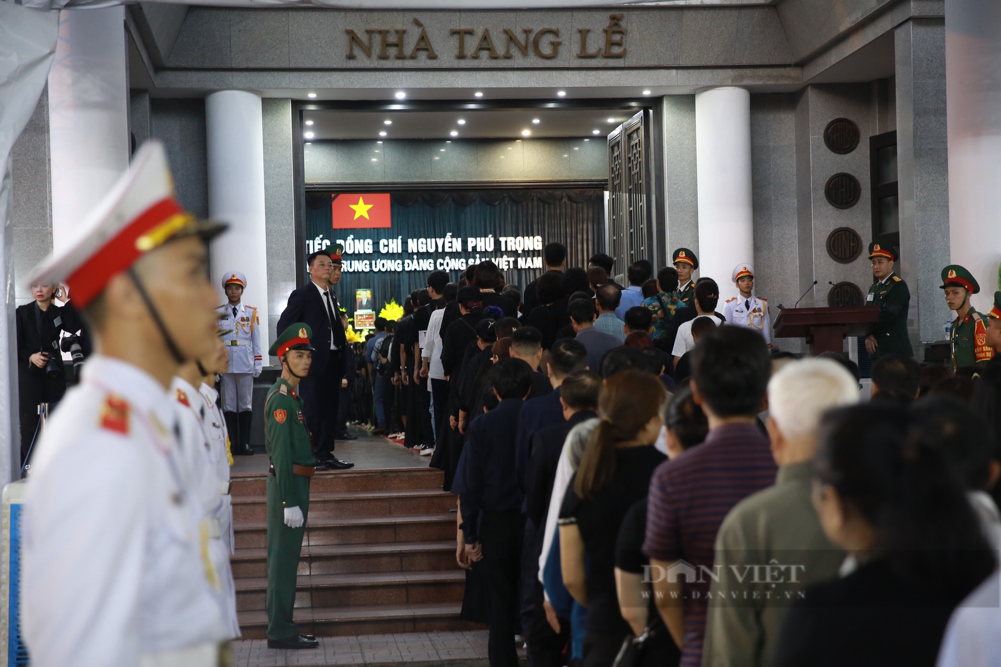 Dòng người dài vô tận, nhiều người bật khóc khi vào viếng Tổng Bí thư Nguyễn Phú Trọng- Ảnh 1.