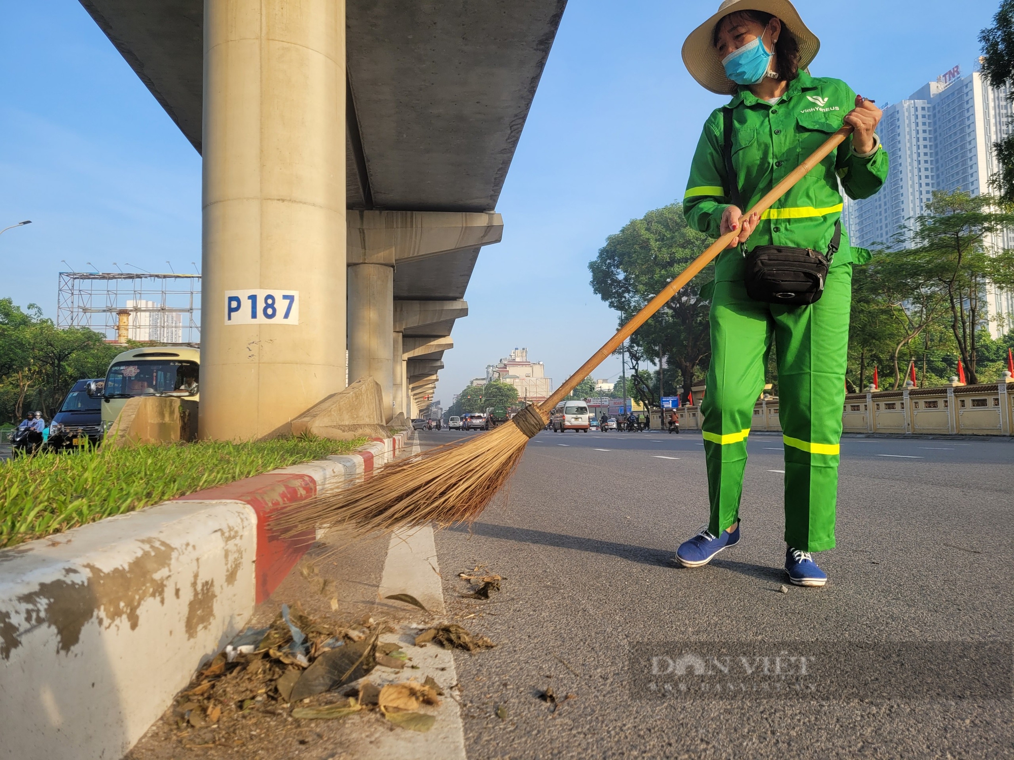 Người Hà Nội lặng lẽ làm đẹp quanh khu vực Nghĩa trang nơi đón Tổng Bí thư Nguyễn Phú Trọng về an nghỉ- Ảnh 4.