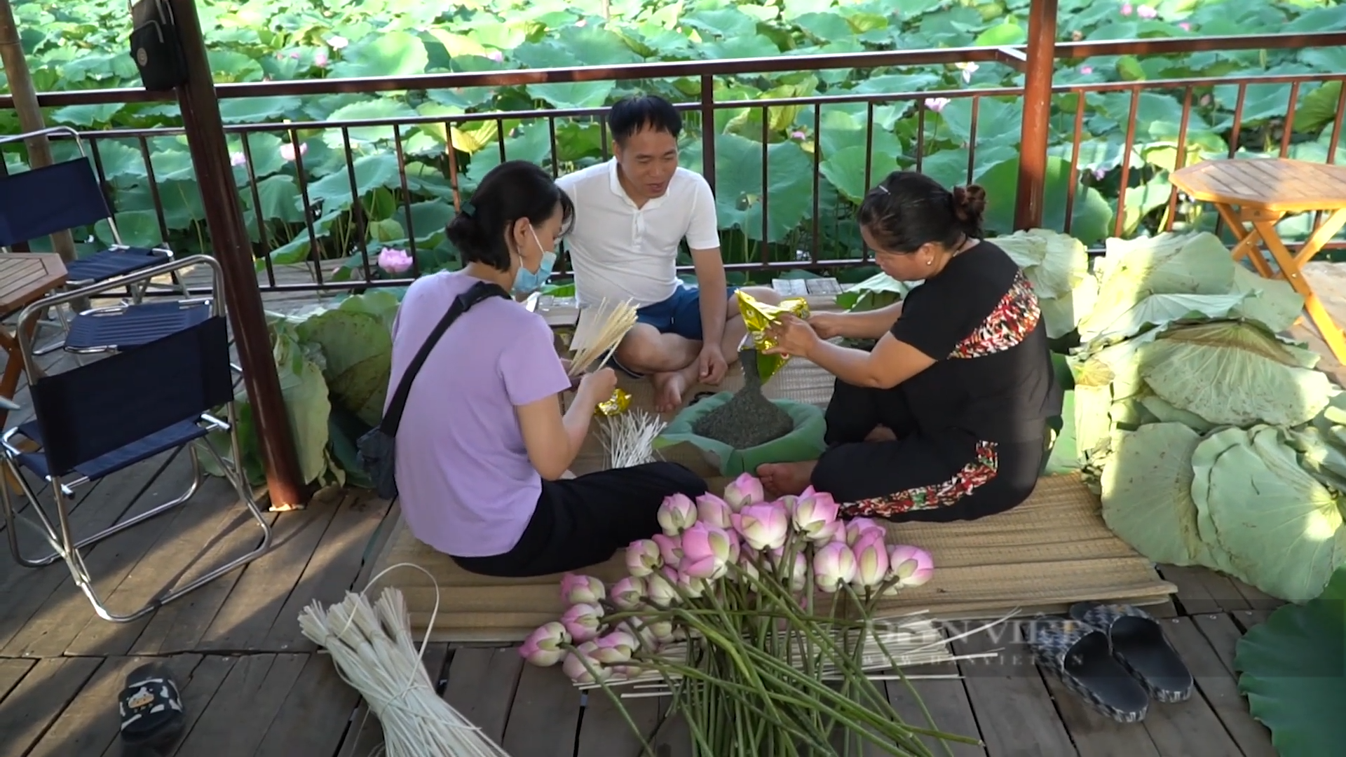 Bà Huệ (ngoài cùng bên phải) cho biết, kể từ năm 2010 bắt đầu rộ lên xu hướng làm trà sen "ướp xổi" để phục vụ nhu cầu khách hàng. Ảnh: Trung Hiếu.