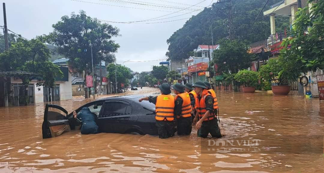 Chủ tịch UBND tỉnh Sơn La chỉ đạo "nóng" khắc phục hậu quả mưa lũ - Ảnh 1.