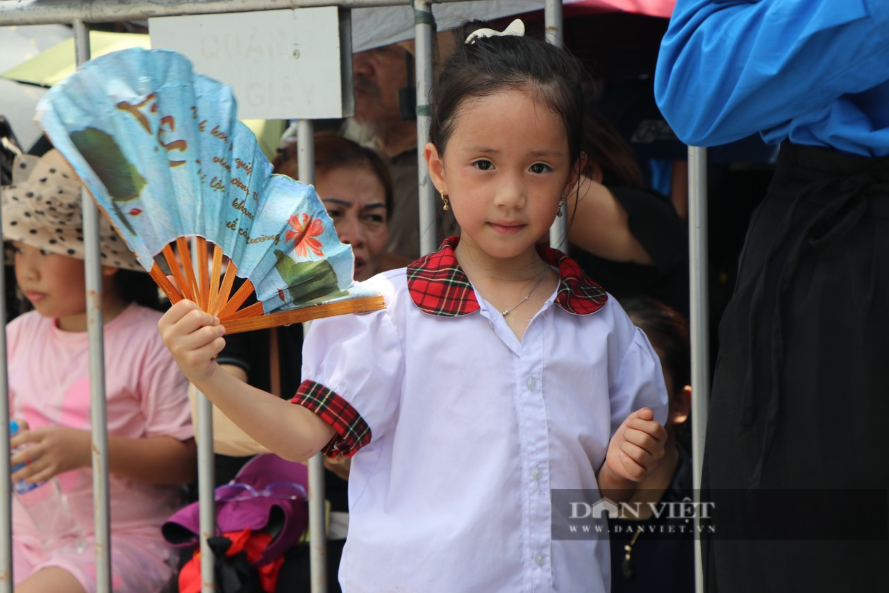 Dòng người không quản nắng nóng chờ bên ngoài Nghĩa trang Mai Dịch đón Tổng Bí thư Nguyễn Phú Trọng- Ảnh 4.