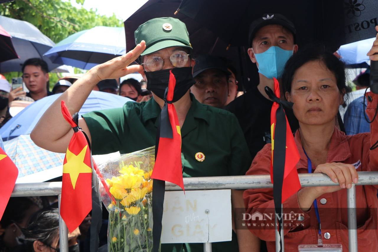 Dòng người không quản nắng nóng chờ bên ngoài Nghĩa trang Mai Dịch đón Tổng Bí thư Nguyễn Phú Trọng- Ảnh 7.