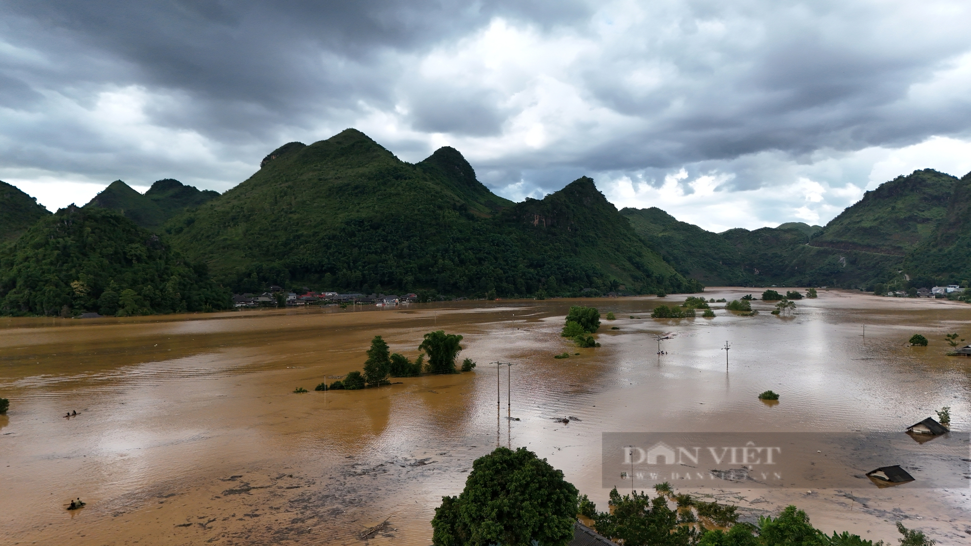 Mưa lũ ở Sơn La: Xã Tông Cọ của huyện Thuận Châu bị ảnh hưởng nặng, 39 nhà ngập hoàn toàn- Ảnh 1.