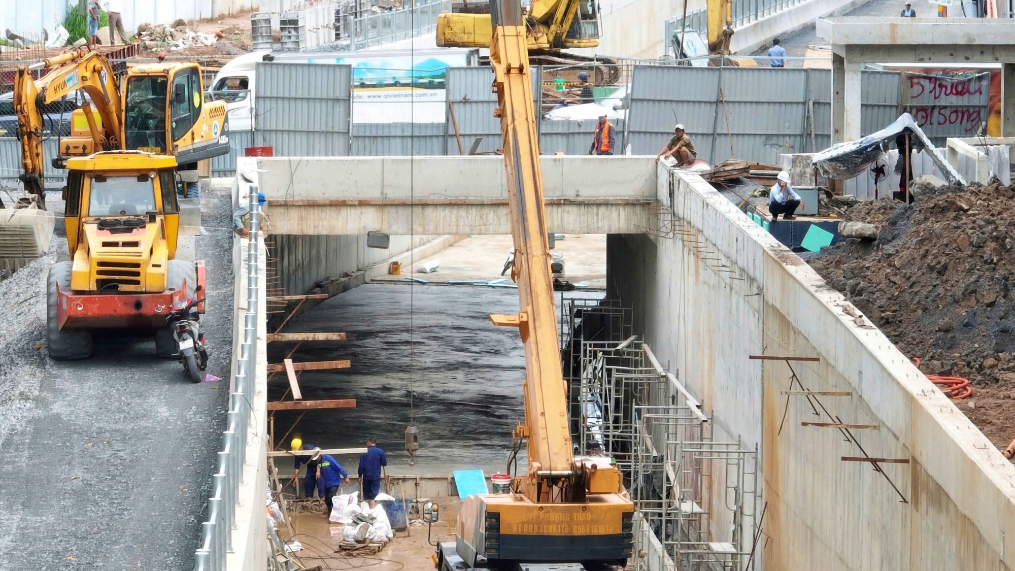 Hầm chui 200 tỷ tại cửa ngõ sân bay Tân Sơn Nhất trước ngày thông xe- Ảnh 3.