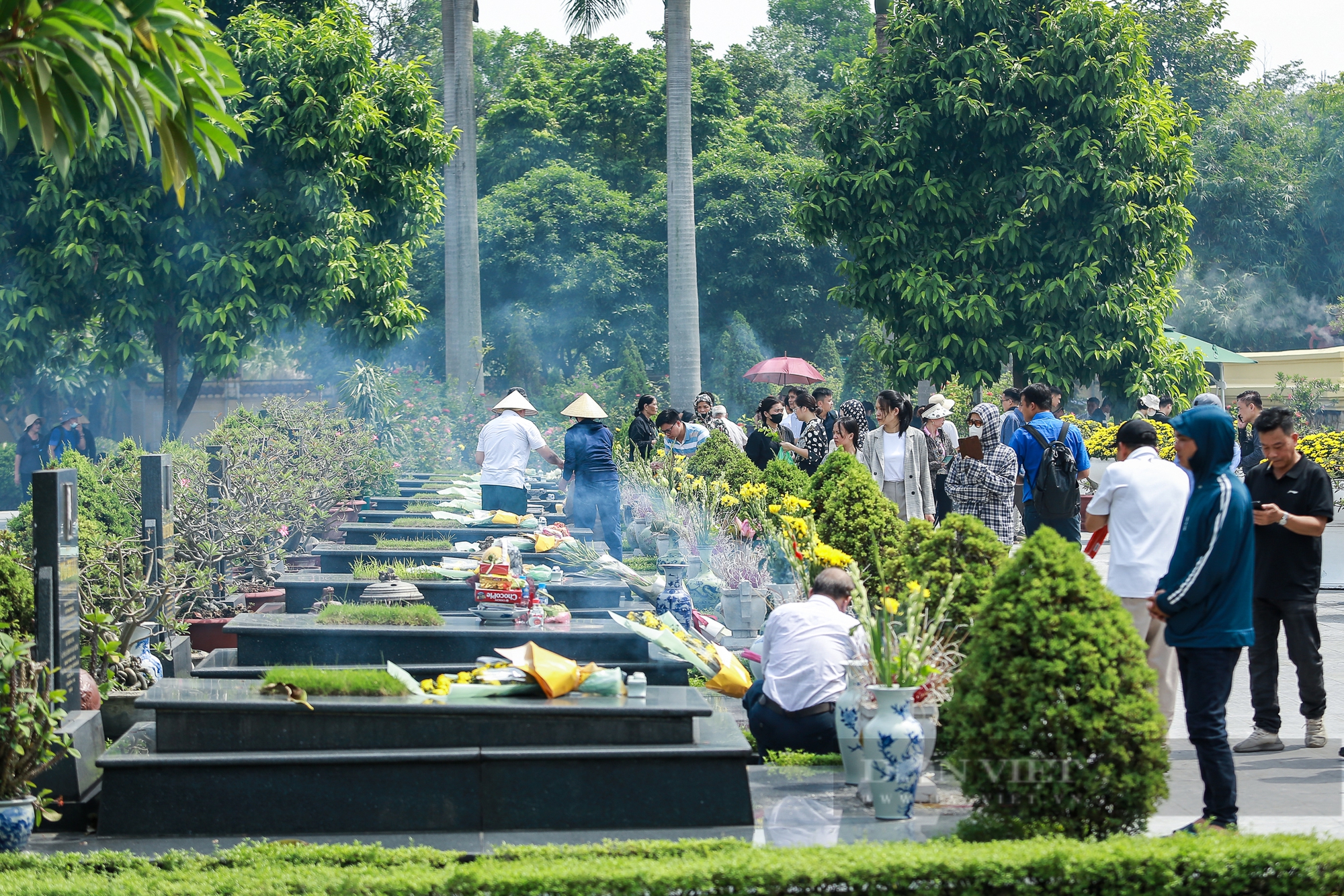 Cảnh người dân kính cẩn, nghiêng mình dâng hương tri ân các anh hùng liệt sĩ tại nghĩa trang Mai Dịch- Ảnh 7.