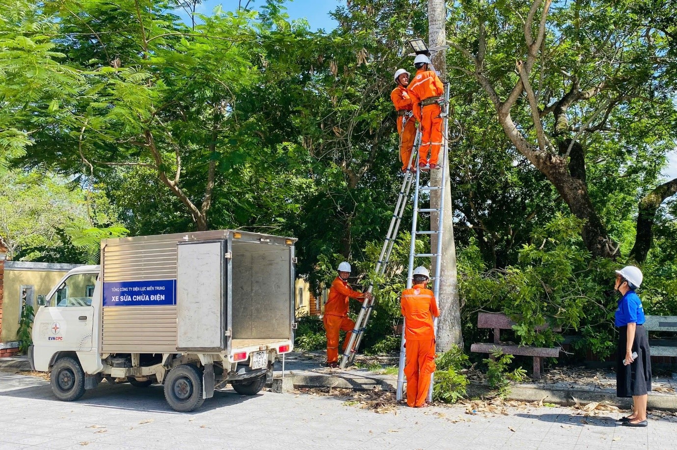 Thanh niên Điện lực Thừa Thiên Huế thắp sáng đường vào Nghĩa trang liệt sĩ Phú Vang với công trình 