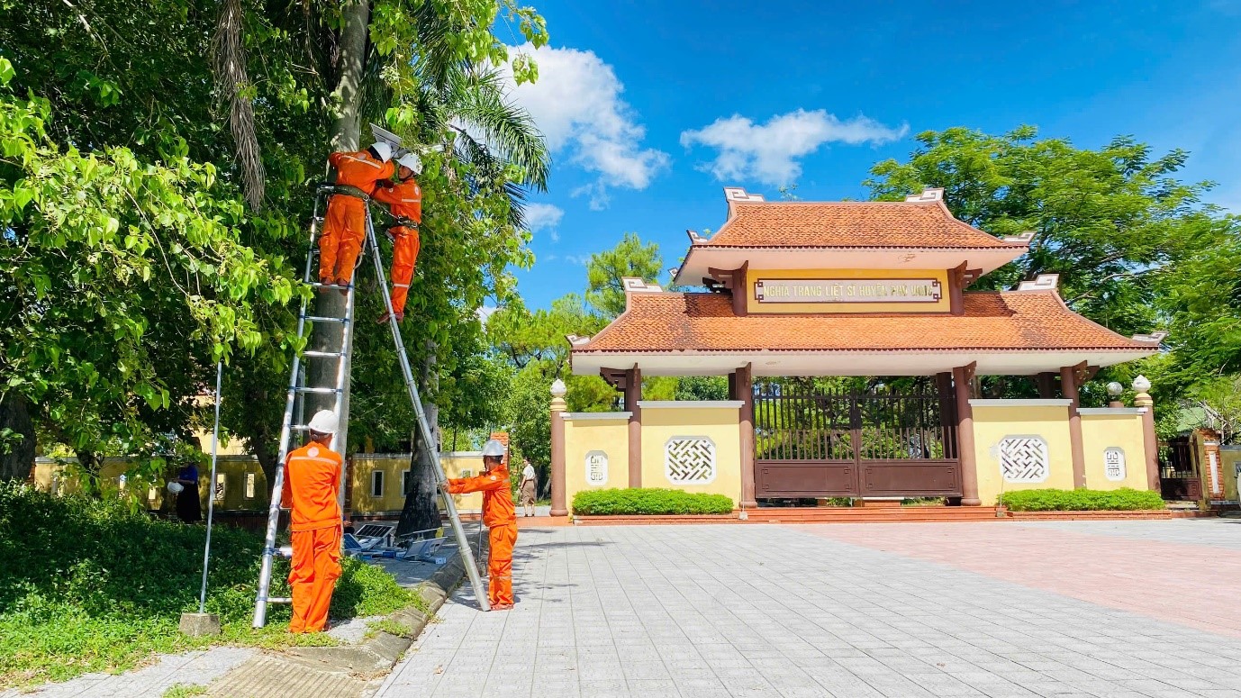 Thanh niên Điện lực Thừa Thiên Huế thắp sáng đường vào Nghĩa trang liệt sĩ Phú Vang với công trình 