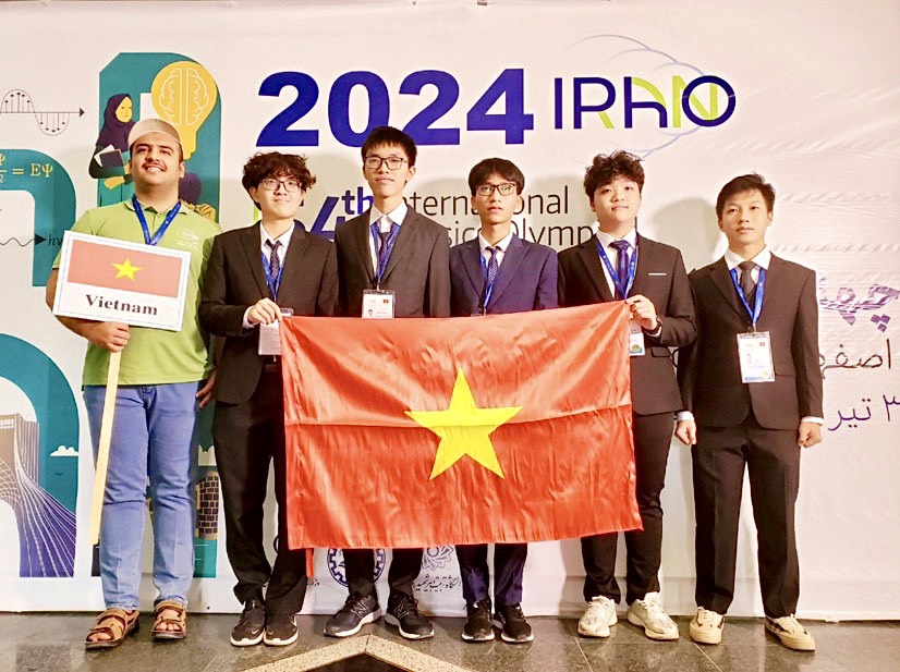 Một trường THPT ở tỉnh có 2 học sinh đạt Huy chương Vàng Olympic Vật lý quốc tế 2024- Ảnh 1.