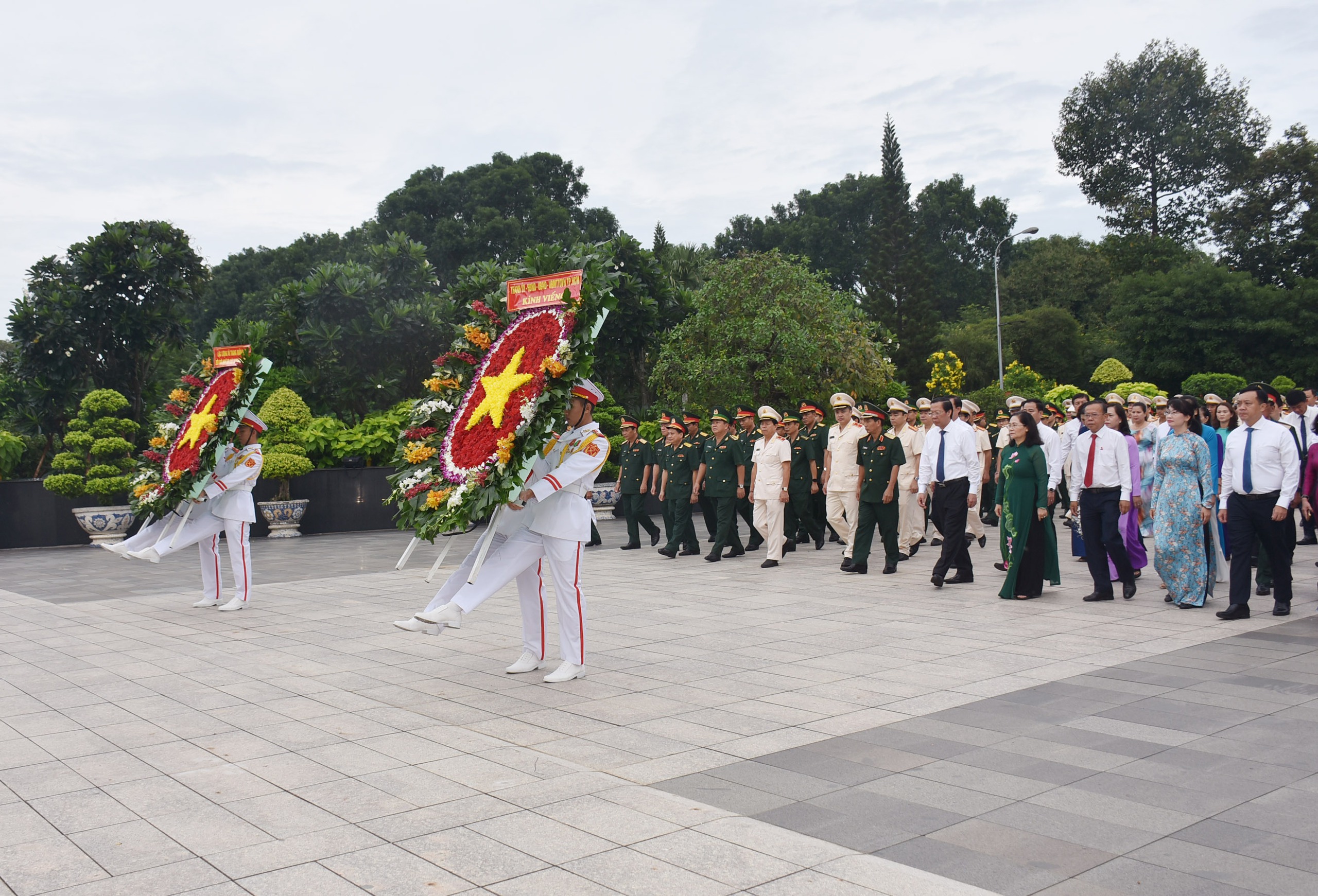 Lãnh đạo TP.HCM dâng hương các anh hùng liệt sĩ nhân ngày 27/7- Ảnh 2.