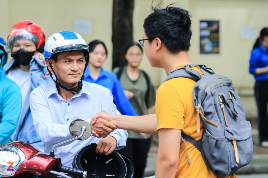 Con lên đại học, cha mẹ hoảng vì chi phí tăng chóng mặt- Ảnh 1.