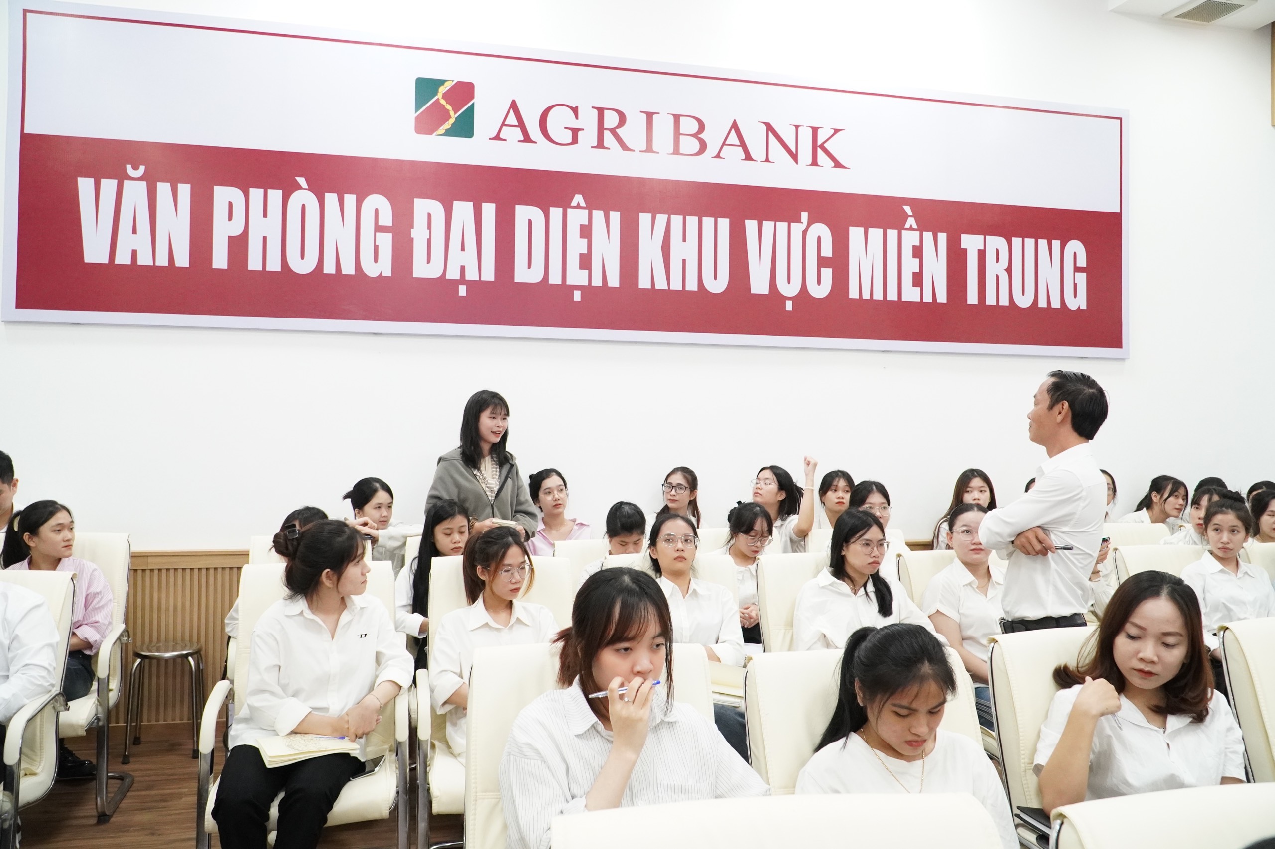 Agribank miền Trung chia sẻ kinh nghiệm trong hoạt động ngân hàng với sinh viên Trường Đại học kinh tế - Đại học Huế- Ảnh 2.