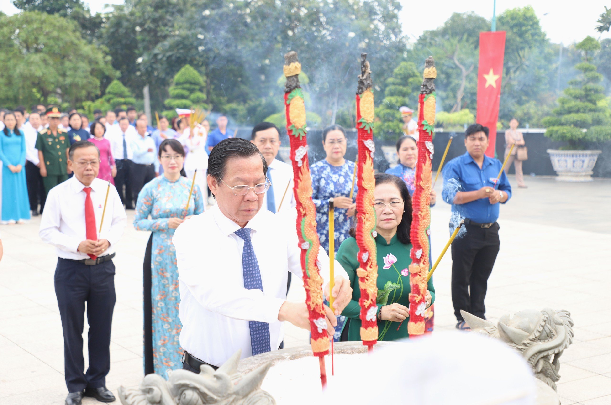 Lãnh đạo TP.HCM dâng hương các anh hùng liệt sĩ nhân ngày 27/7- Ảnh 1.