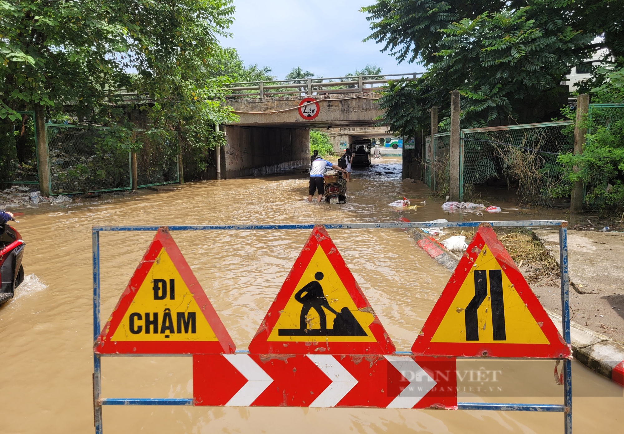 Nhiều hầm chui Đại lộ Thăng Long vẫn ngập nước, trong khi Hà Nội được dự báo sắp có mưa to trở lại- Ảnh 1.