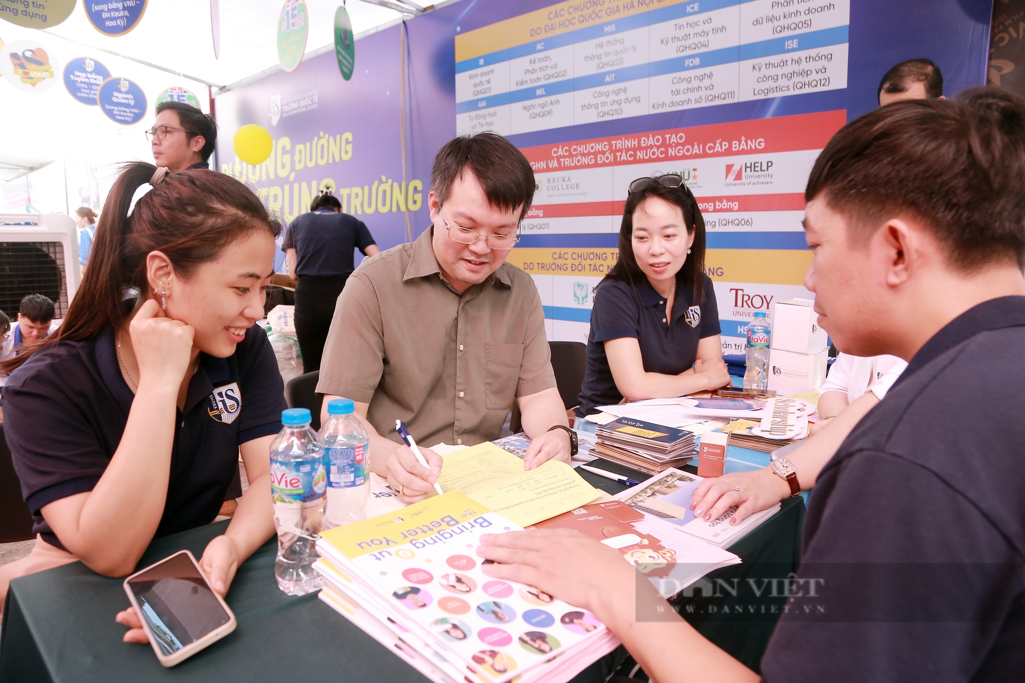 Những ngành sinh viên tốt nghiệp có việc làm cao nhất: Dự đoán điểm chuẩn đại học 2024- Ảnh 1.