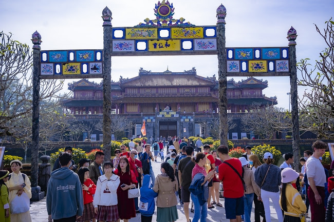 Hội chợ thương mại Festival Huế 2024 tạo điểm nhấn thu hút du khách, quảng bá di sản văn hóa Huế - Ảnh 2.