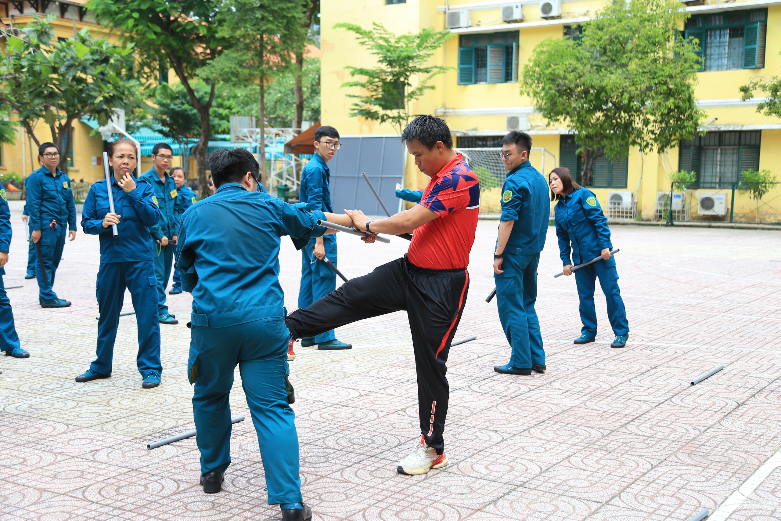 Các cô giáo hoá nữ dân quân luyện tuyệt chiêu tự vệ- Ảnh 6.