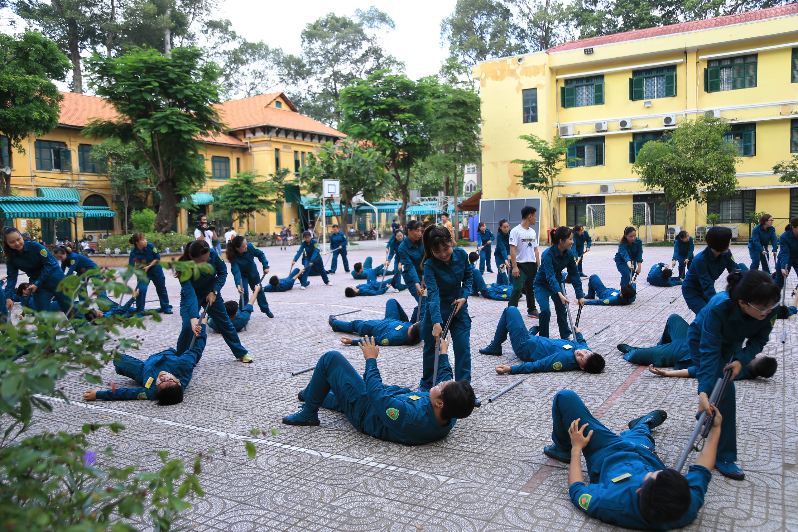 Các cô giáo hoá nữ dân quân luyện tuyệt chiêu tự vệ- Ảnh 3.