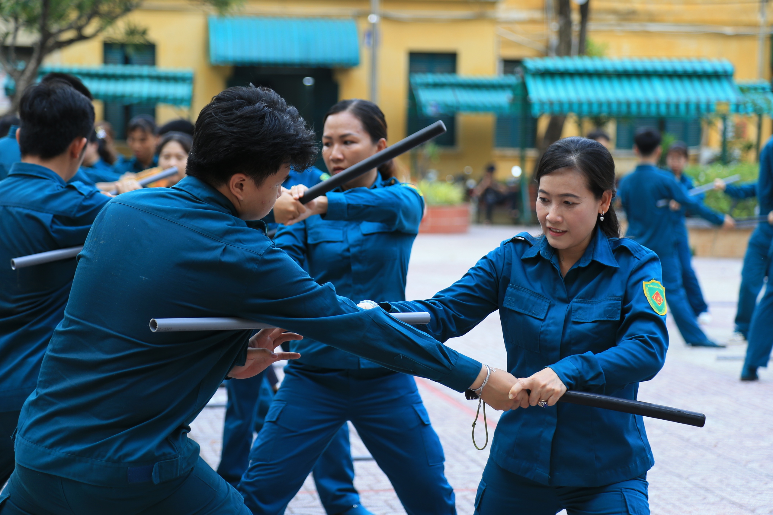 Các cô giáo hoá nữ dân quân luyện tuyệt chiêu tự vệ- Ảnh 10.