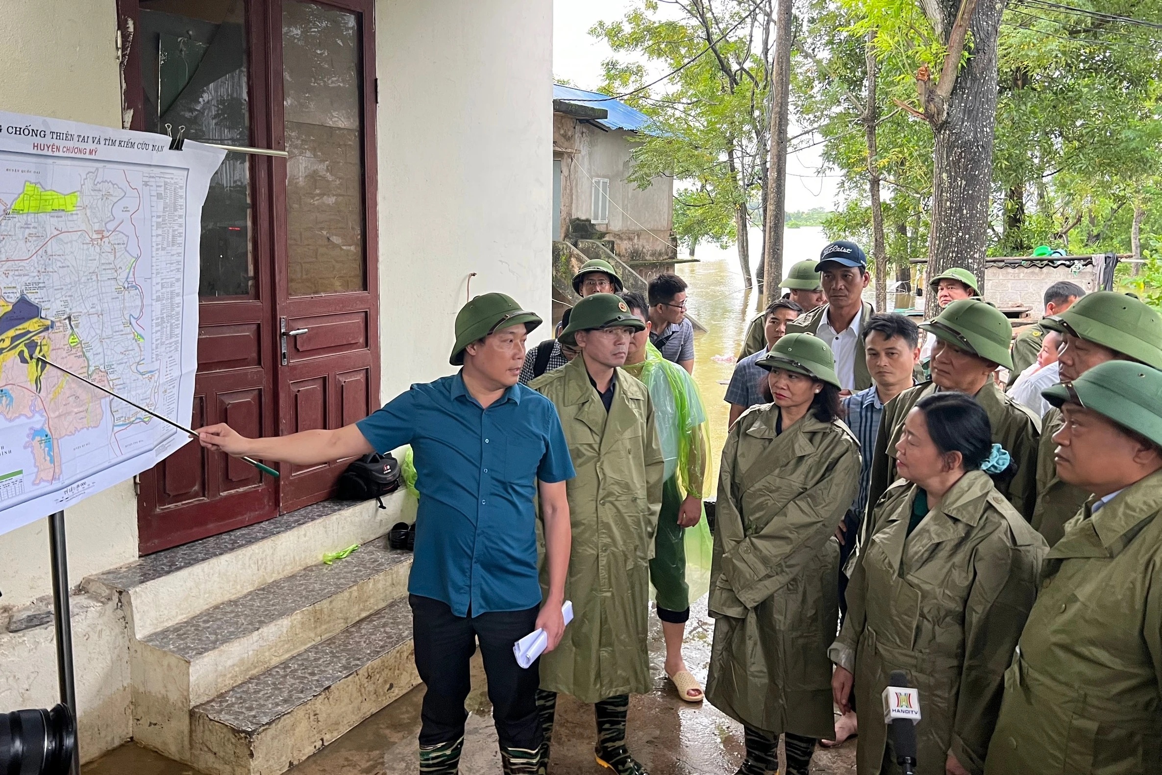 Nữ Bí thư Hà Nội vào vùng ngập lụt Chương Mỹ, chỉ đạo khẩn để di dời hàng nghìn dân- Ảnh 1.