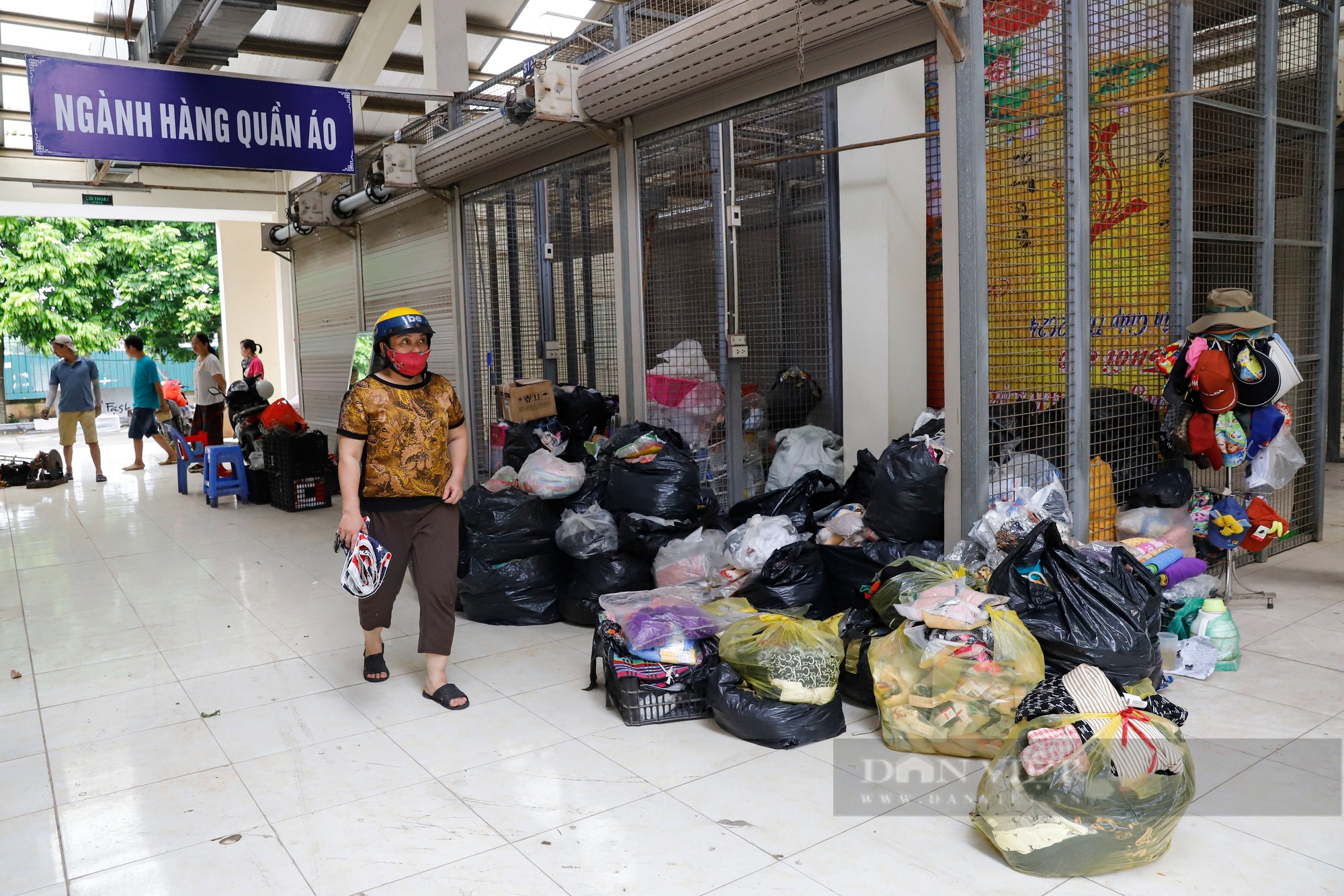 Bi hài một chợ dân sinh ở Hà Nội khai trương với các ki-ốt rộng 4m2, sàn lát gạch bóng loáng- Ảnh 2.