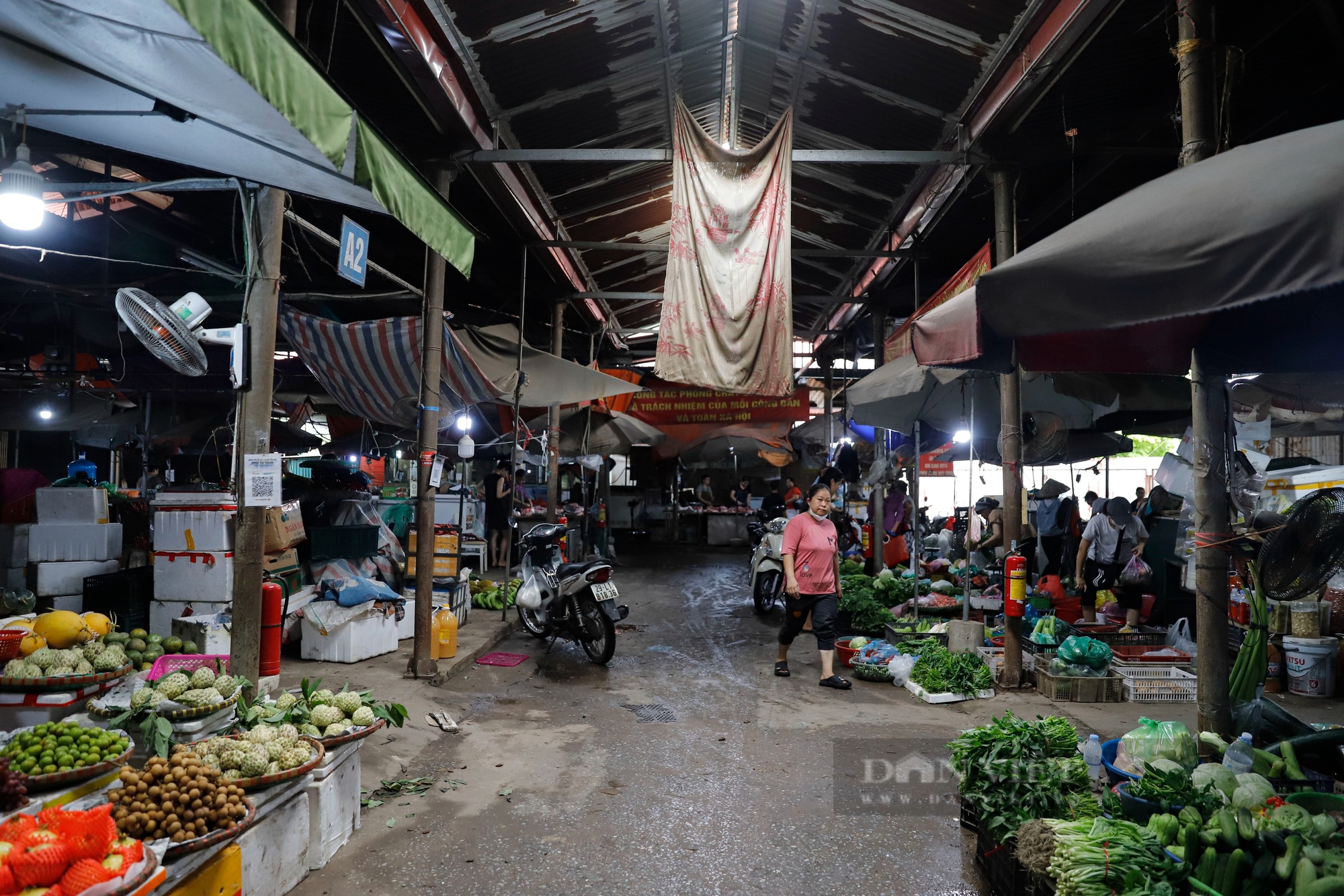 Bi hài một chợ dân sinh ở Hà Nội khai trương với các ki-ốt rộng 4m2, sàn lát gạch bóng loáng- Ảnh 11.