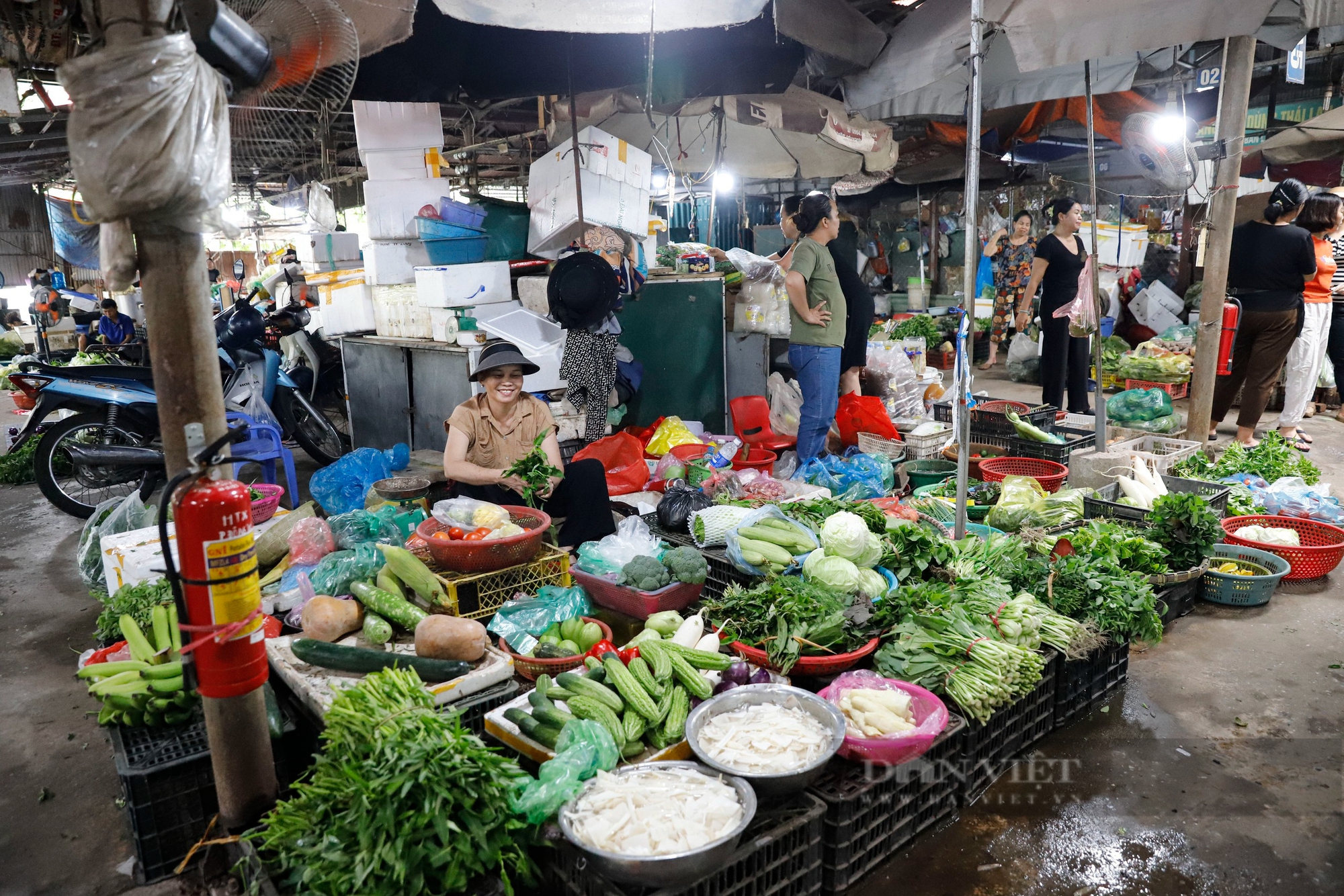 Bi hài một chợ dân sinh ở Hà Nội khai trương với các ki-ốt rộng 4m2, sàn lát gạch bóng loáng- Ảnh 13.