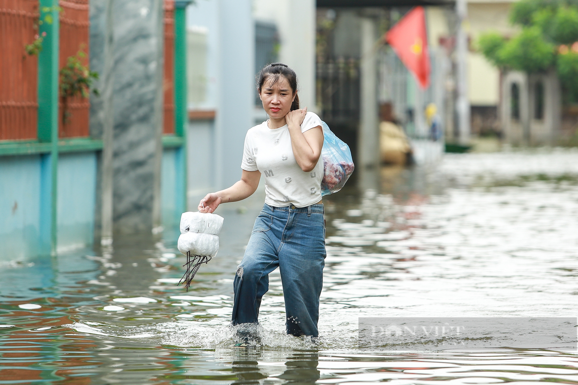 Ngoại thành Hà Nội ngập sâu, người dân xóm Bến Vôi bắc bếp nấu cơm trên biển nước- Ảnh 9.