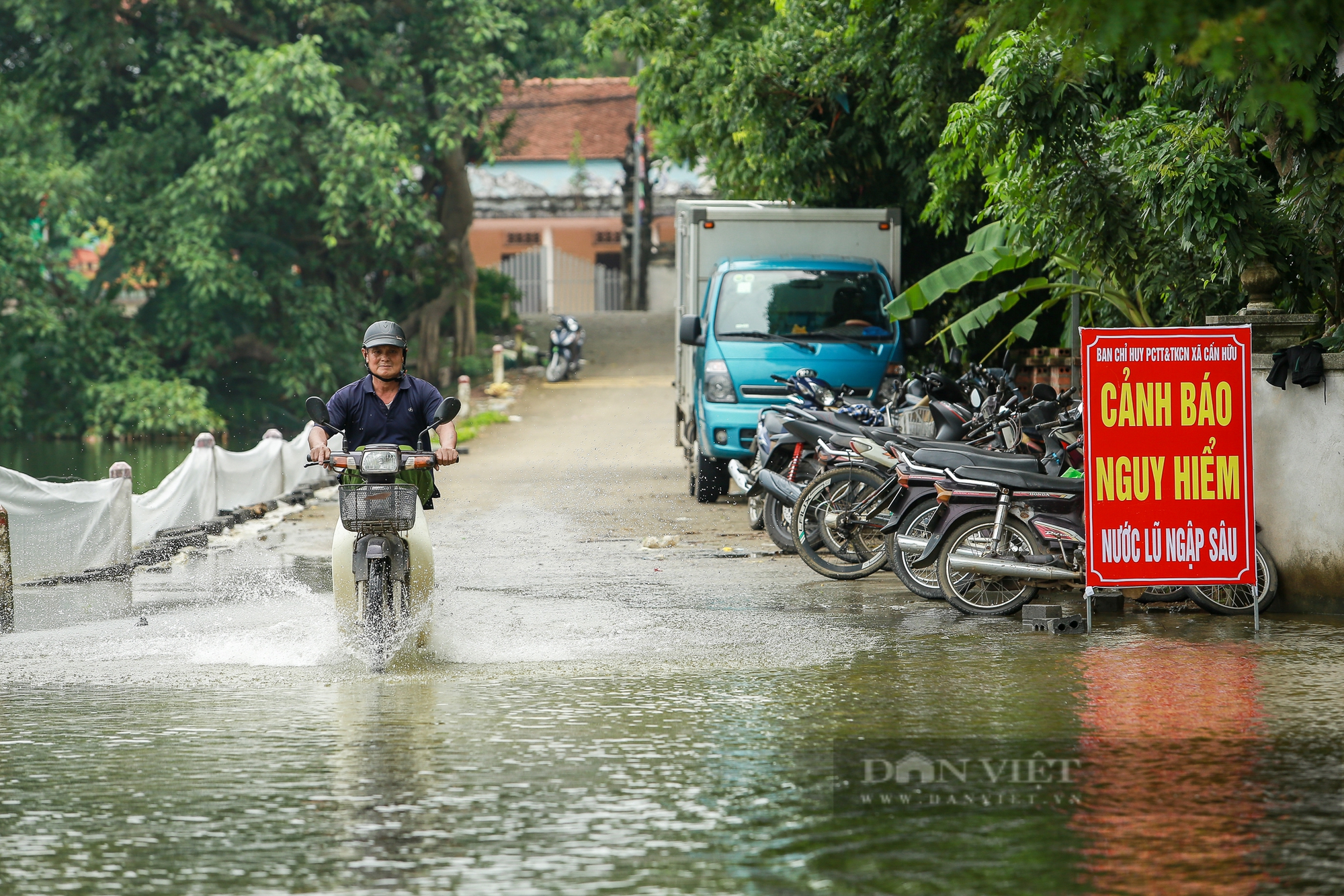 Ngoại thành Hà Nội ngập sâu, người dân xóm Bến Vôi bắc bếp nấu cơm trên biển nước- Ảnh 23.