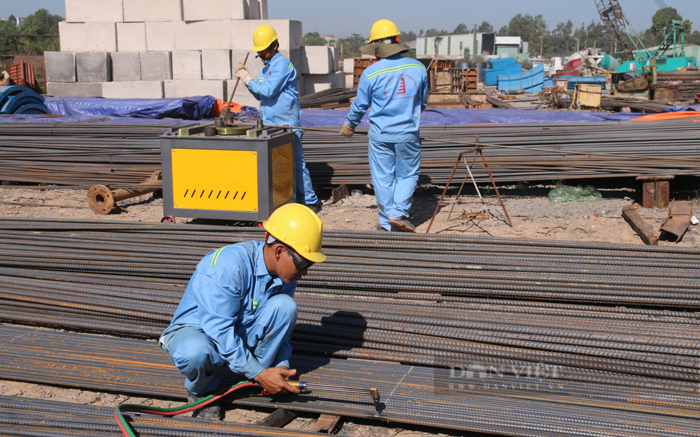 Công nhân thi công gói thầu xây lắp thuộc dự án thành phần 5 đường Vành đai 3 qua Bình Dương. Ảnh: Trần Khánh