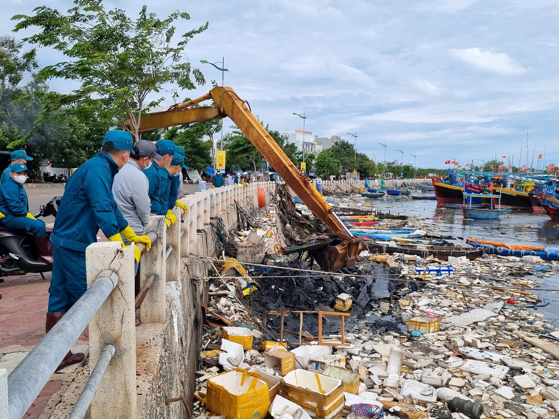 Sông Cà Ty nổi tiếng ở Bình Thuận chết nghẹn vì rác thải la liệt, người ta đang cấp cứu khẩn cấp- Ảnh 1.