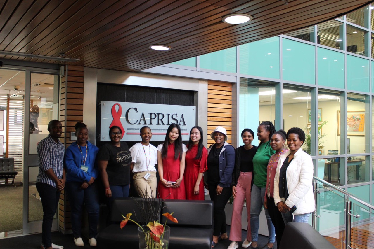 Ngọc Trân (thứ 6 từ trái qua) trong chương trình trao đổi nghiên cứu tại Trung tâm Nghiên cứu Chương trình AIDS ở Nam Phi (CAPRISA).