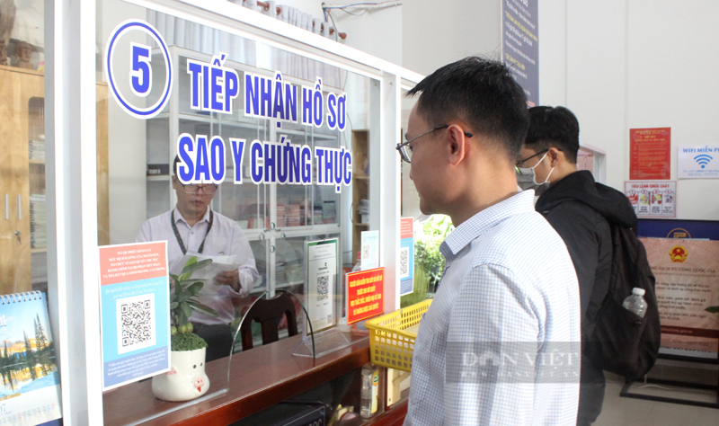 Người dân và doanh nghiệp chờ làm thủ tục hành chính tại TP.Biên Hòa. Ảnh: Trần Khánh