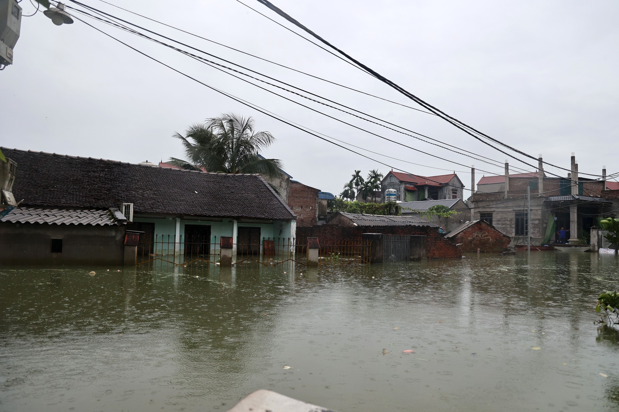 
Phó Thủ tướng vào vùng "rốn lũ" Chương Mỹ, Hà Nội thăm người dân
- Ảnh 2.