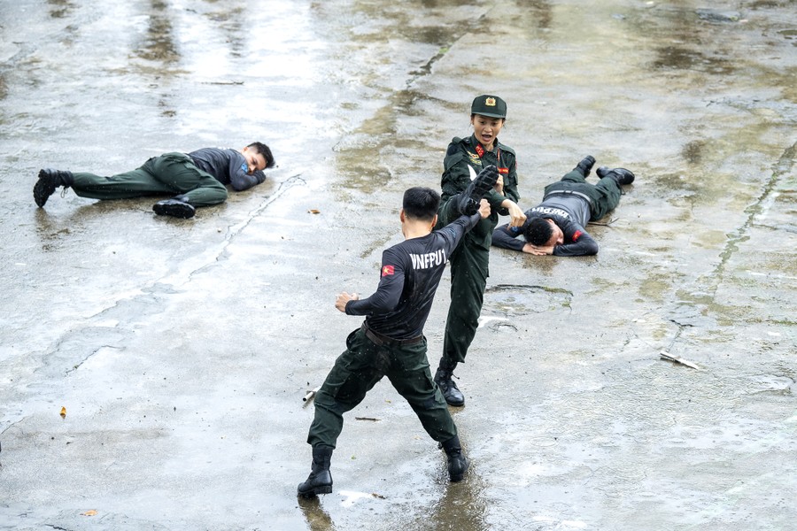 Xem Cảnh sát Gìn giữ hòa bình diễn tập đánh bắt khủng bố, hộ tống yếu nhân- Ảnh 16.