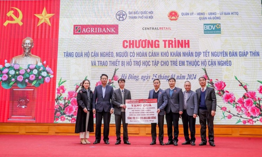 Agribank dẫn đầu phong trào hỗ trợ người nghèo: 