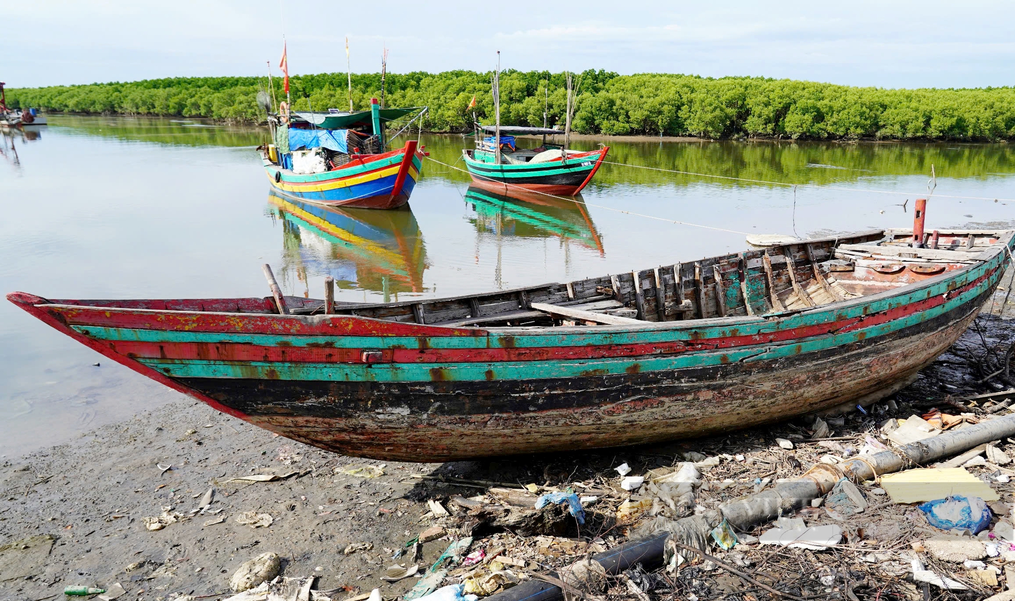 Hà Tĩnh: Xác tàu hư hỏng nằm la liệt, rác ngổn ngang tại một khu neo đậu tàu thuyền- Ảnh 2.