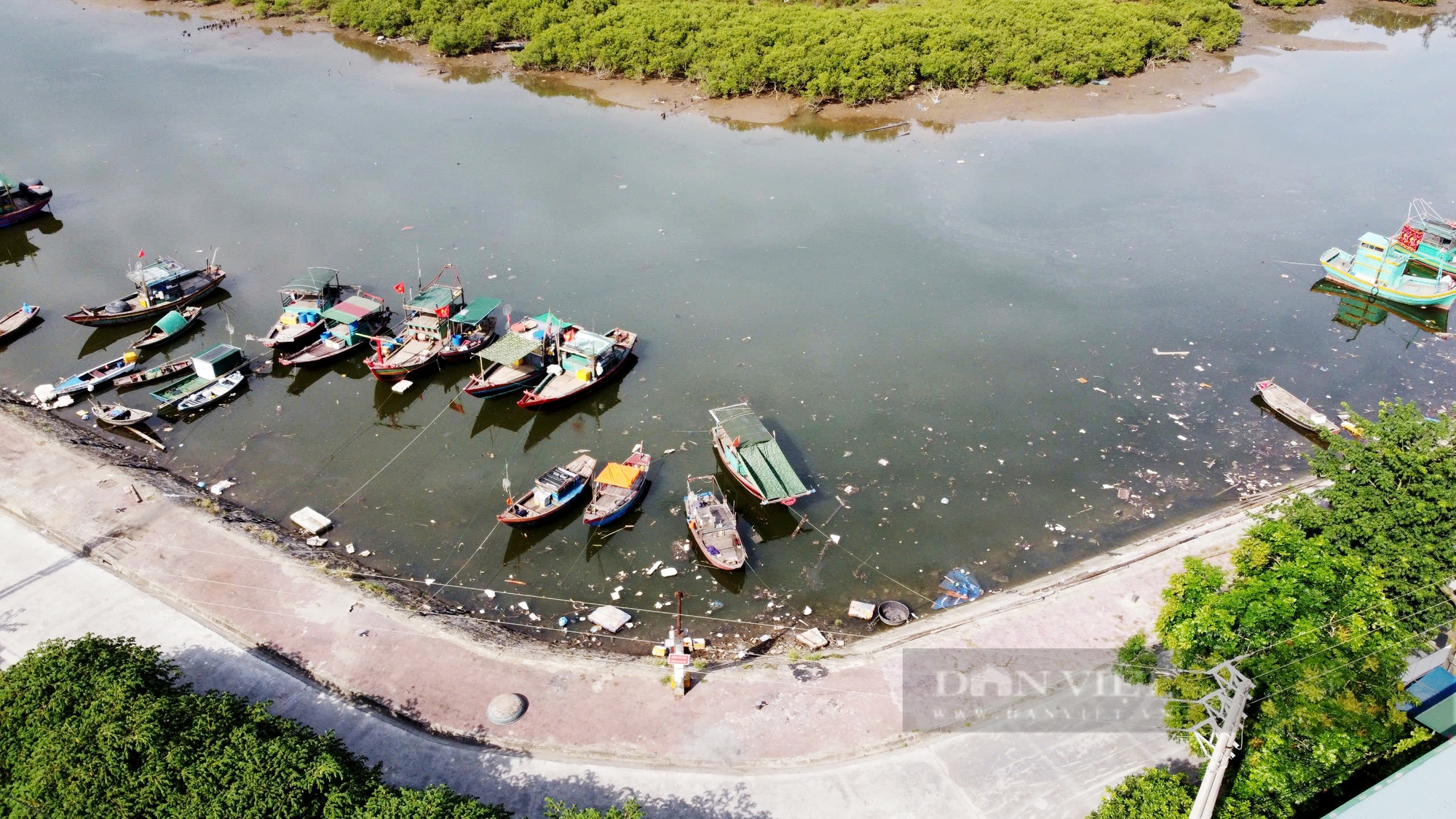 Hà Tĩnh: Xác tàu hư hỏng nằm la liệt, rác ngổn ngang tại một khu neo đậu tàu thuyền- Ảnh 8.