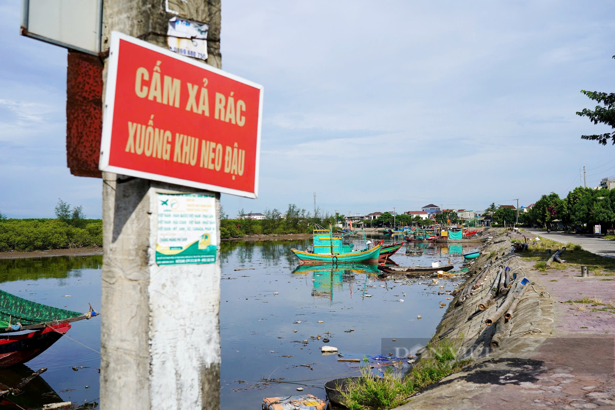 Hà Tĩnh: Xác tàu hư hỏng nằm la liệt, rác ngổn ngang tại một khu neo đậu tàu thuyền- Ảnh 9.