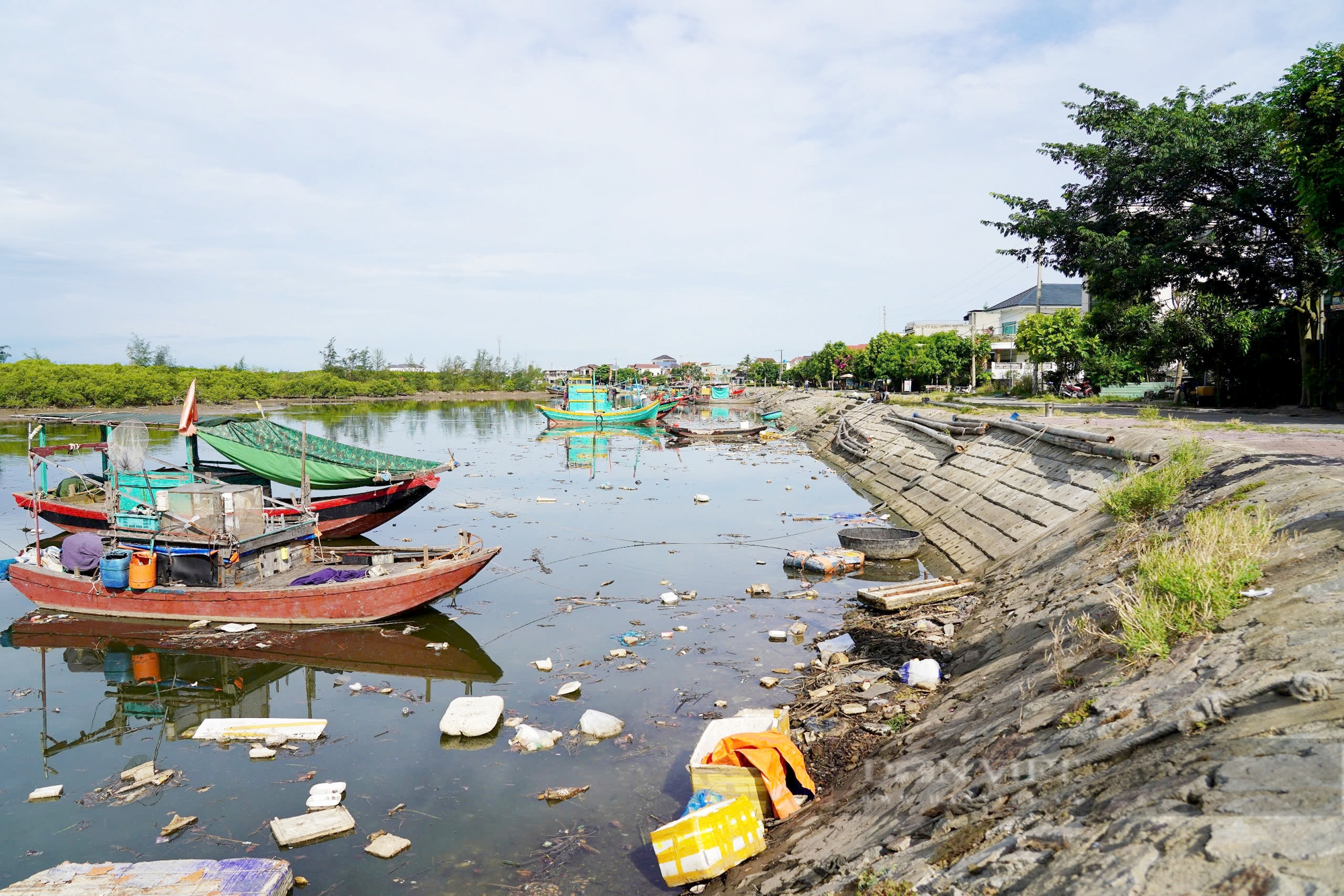 Hà Tĩnh: Xác tàu hư hỏng nằm la liệt, rác ngổn ngang tại một khu neo đậu tàu thuyền- Ảnh 11.