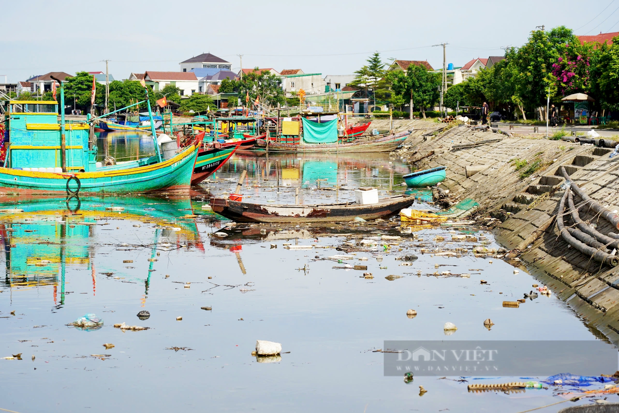 Hà Tĩnh: Xác tàu hư hỏng nằm la liệt, rác ngổn ngang tại một khu neo đậu tàu thuyền- Ảnh 12.