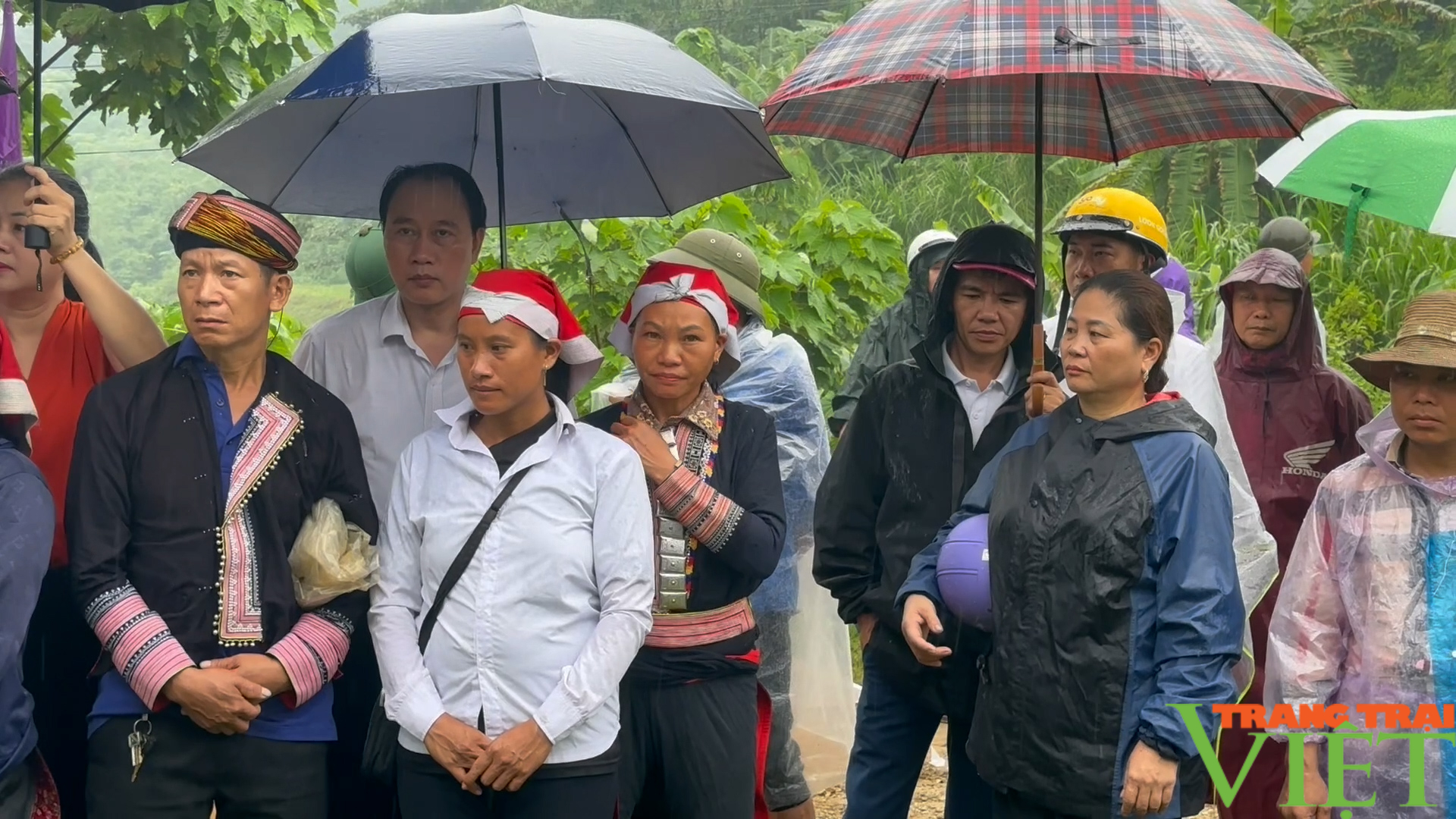 Người dân và chính quyền ở một xã của Lào Cai ra quân làm đường giao thông nông thôn- Ảnh 3.