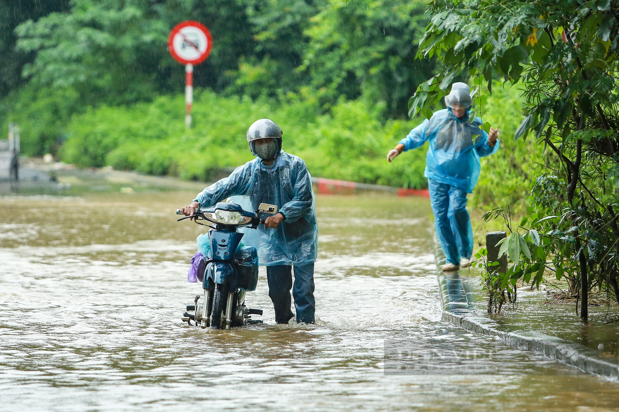 Hà Nội mưa lớn, đường gom Đại lộ Thăng Long ngập sâu, người dân chật vật tìm cách vượt ngập- Ảnh 15.